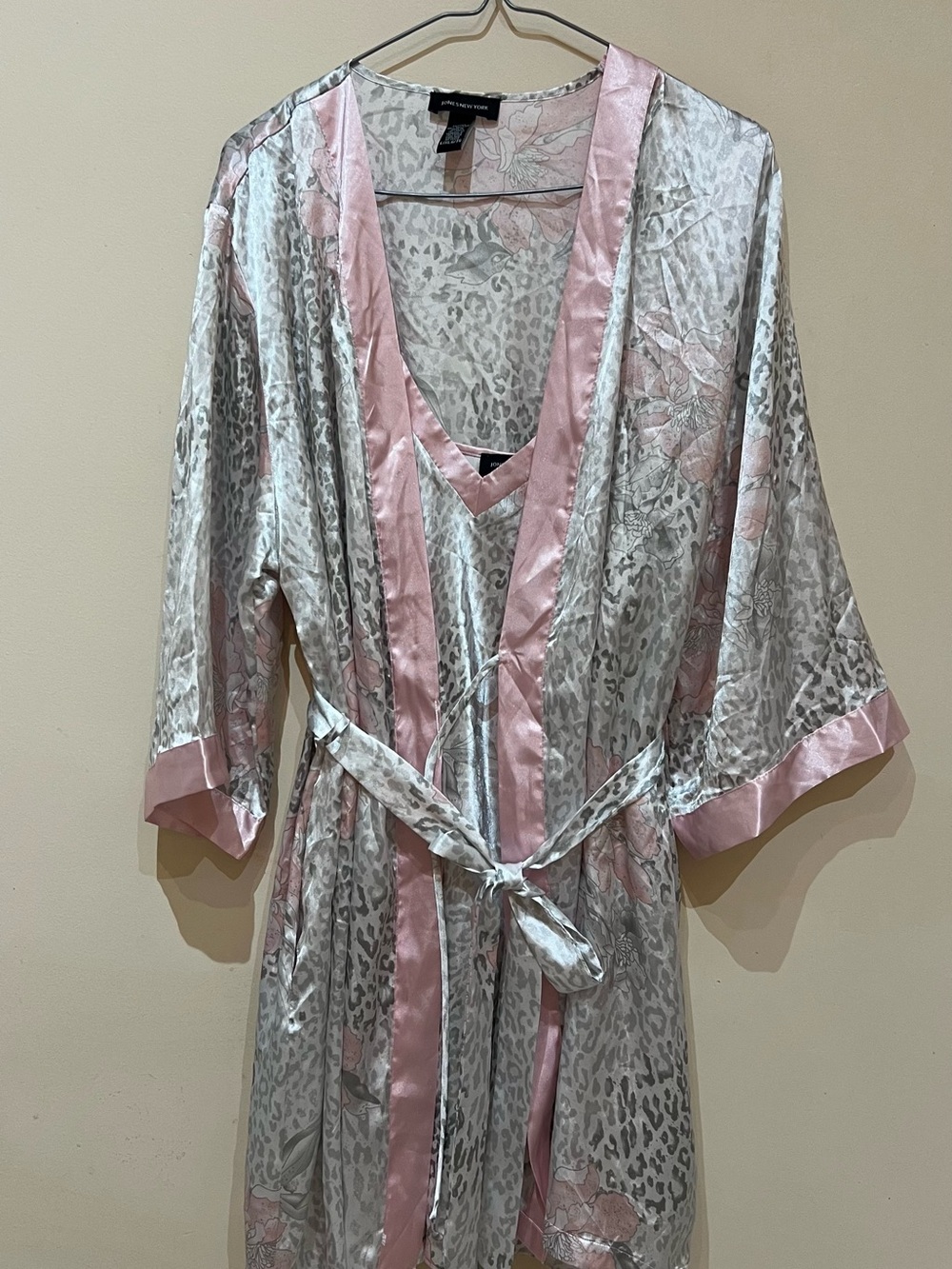 Jones New York Pink and Silver Floral-Leopard Satin Robe